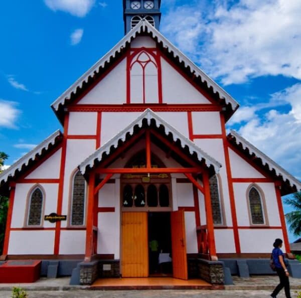 Banyak gereja yang dibangun sejak zaman colonial Belanda hingga kini masih berdi...