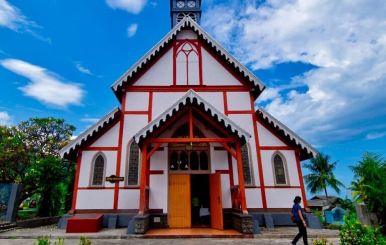 Banyak gereja yang dibangun sejak zaman colonial Belanda hingga kini masih berdi...