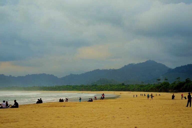 Banyuwangi, kabupaten yang terletak di ujung timur pulau Jawa ini menyimpan kein...
