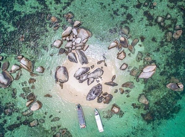 Batu Berlayar, sebuah formasi bebatuan granit raksasa yang menyerupai "layar kap...
