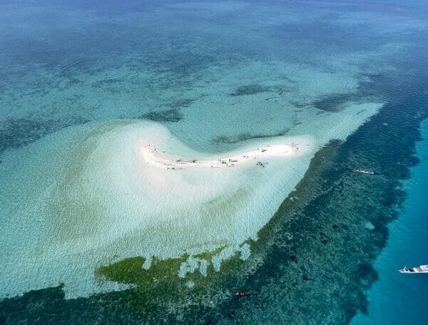 Beginilah keindahan Pulau Pasir Putih Nuha yang terletak tidak jauh dari Pulau A...