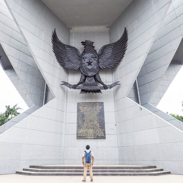 Bentuk bangunan ini menyerupai bunga melati bermahkota lima. Ada yang tahu makna...