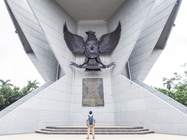 Bentuk bangunan ini menyerupai bunga melati bermahkota lima. Ada yang tahu makna...