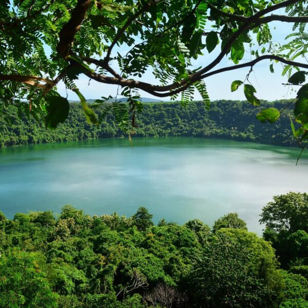 Berawal dari kisah cinta yang hampir sama dengan kisah Romeo dan Juliet, danau c...