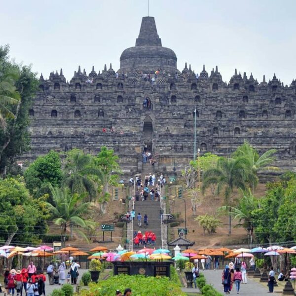 Berkat keberadaan Candi Borobudur, nama Magelang melesat hingga tataran dunia.  ...