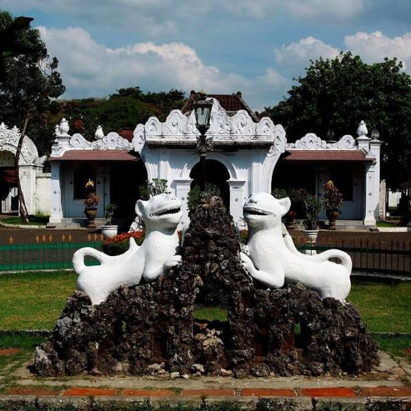 Berkunjung ke Cirebon, tapi bingung mau kemana? Berwisata sejarah menelusuri jej...