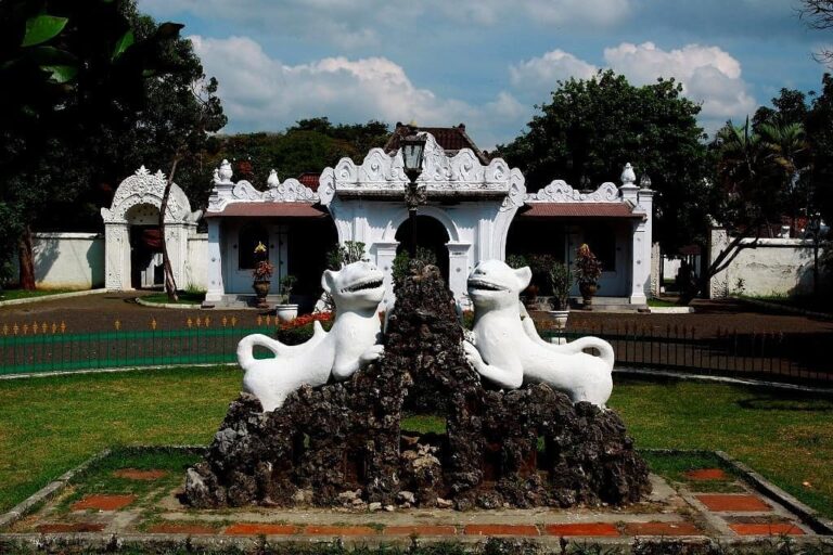 Berkunjung ke Cirebon, tapi bingung mau kemana? Berwisata sejarah menelusuri jej...