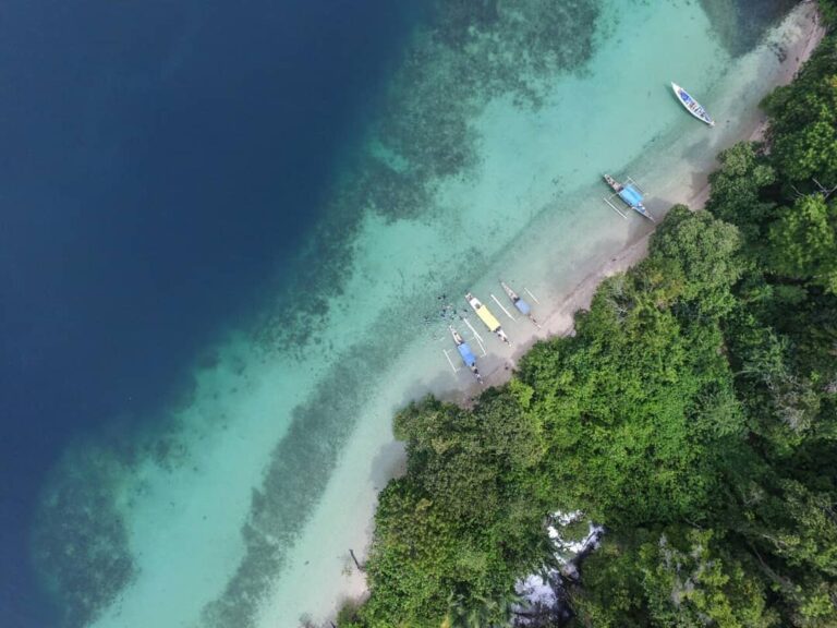 Berwisata ke pulau memang asyik, tapi akan lebih seru bila pulau yang kita kunju...