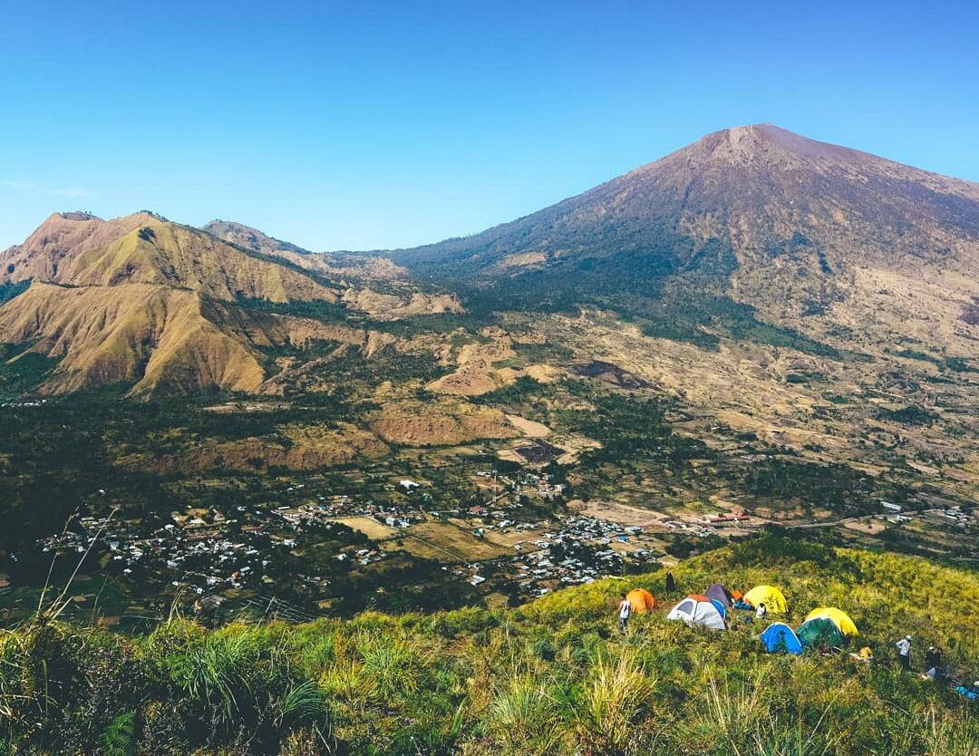 Bila kaki tak bisa menyentuh Gunung Rinjani, mata masih bisa menggapai indah pun...