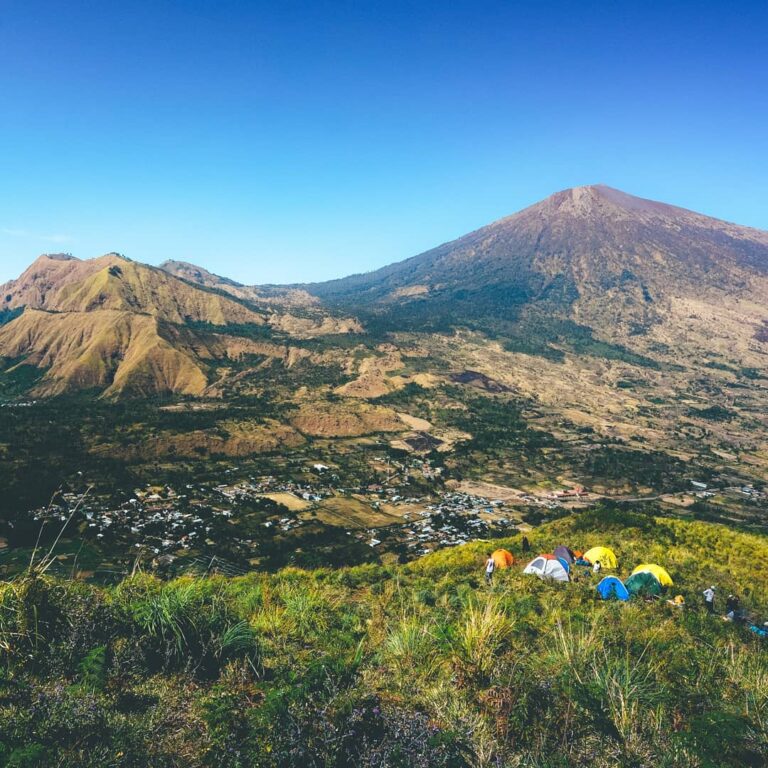 Bila kaki tak bisa menyentuh Gunung Rinjani, mata masih bisa menggapai indah pun...
