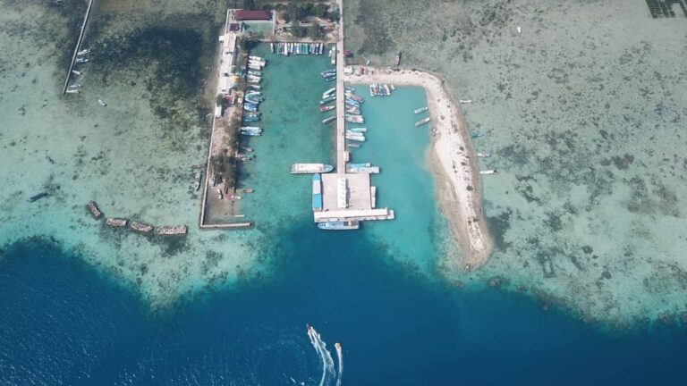 Bosan dengan pemandangan gedung-gedung di Jakarta? Yuk, capcus ke Pulau Seribu! ...