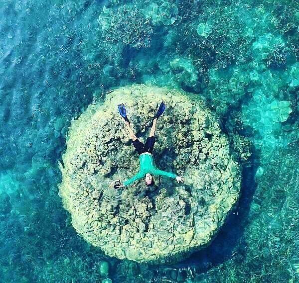 Buat sahabat wisata yang suka berenang di laut bisa nih jadiin tempat ini refere...