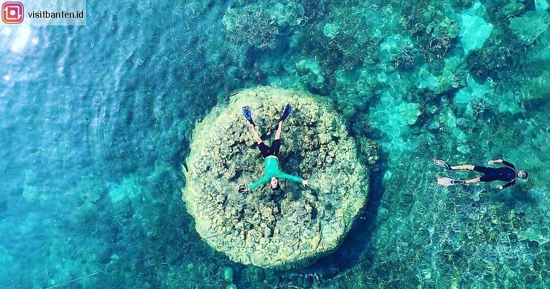 Buat sahabat wisata yang suka berenang di laut bisa nih jadiin tempat ini refere...