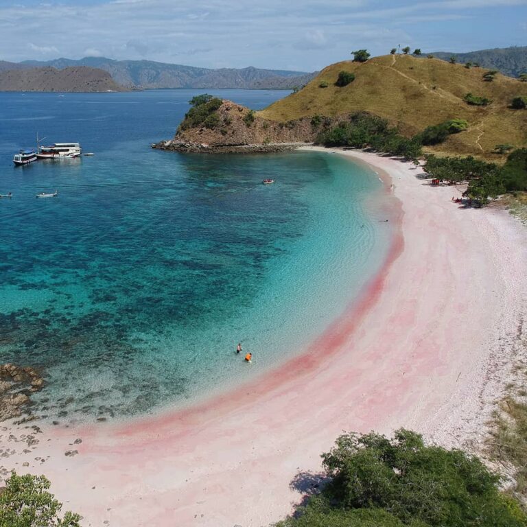 Bukan hoax, Pantai Pink di Flores, NTT, pasirnya berwarna pink sungguhan, lho!
....