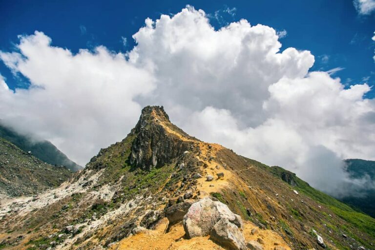 Bukan puncak yang harus kita taklukkan, melainkan diri kita sendiri’, kalimat mo...