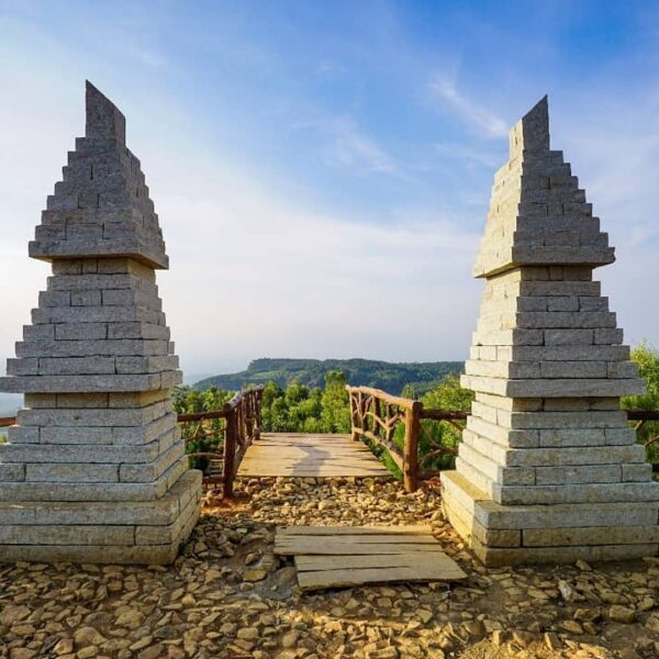 Bukit Lintang Sewu, nikmatnya senja dan romantisnya kerlipan seribu bintang.
.
L...