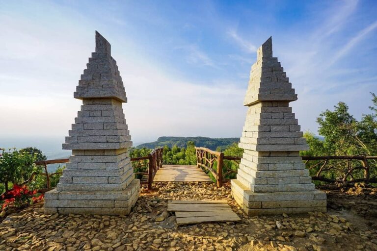 Bukit Lintang Sewu, nikmatnya senja dan romantisnya kerlipan seribu bintang.
.
L...