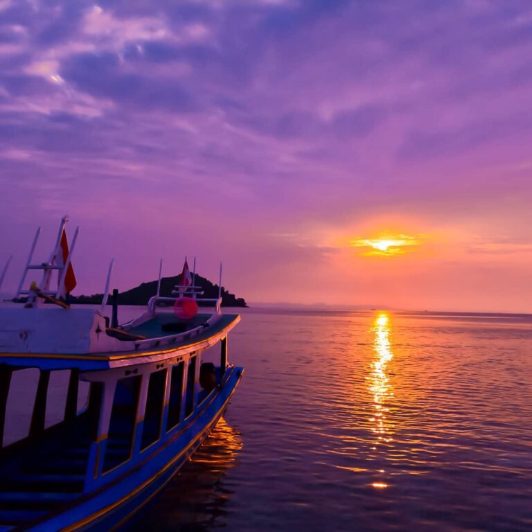 Butuh weekend getaway? Kamu harus coba ke Pulau Pahawang. Pulau ini terletak di ...
