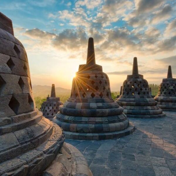 Candi Borobudur sebuah destinasi yang selalu ramai dikunjungi, baik oleh Wisataw...