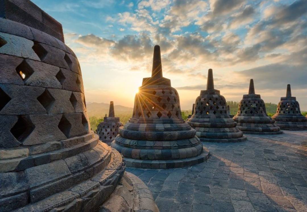 Candi Borobudur sebuah destinasi yang selalu ramai dikunjungi, baik oleh Wisataw...