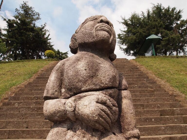 Candi Cetho adalah salah satu wisata menarik untuk dikunjungi di Kabupaten Karan...