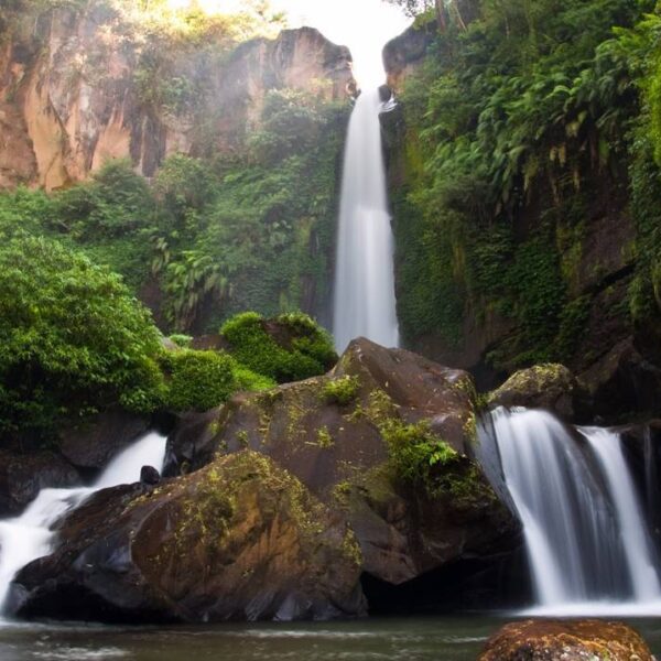 Coban Talun kini menjadi salah satu wisata yang sedang hangat-hangatnya diperbin...