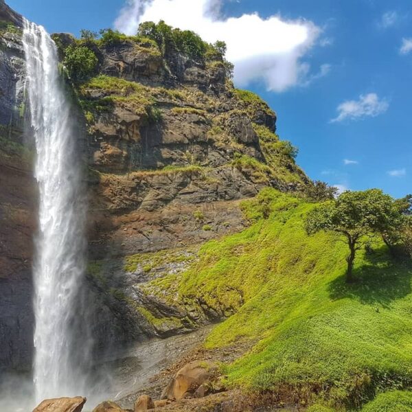 Curug Cikanteh, surga tersembunyi yang bikin melongo.
.
‘Curug’ sendiri dalam ba...