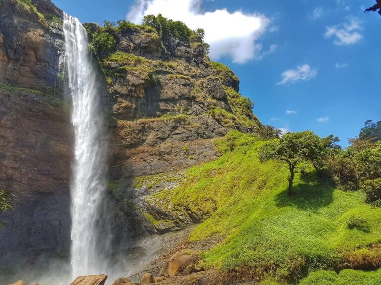 Curug Cikanteh, surga tersembunyi yang bikin melongo.
.
‘Curug’ sendiri dalam ba...