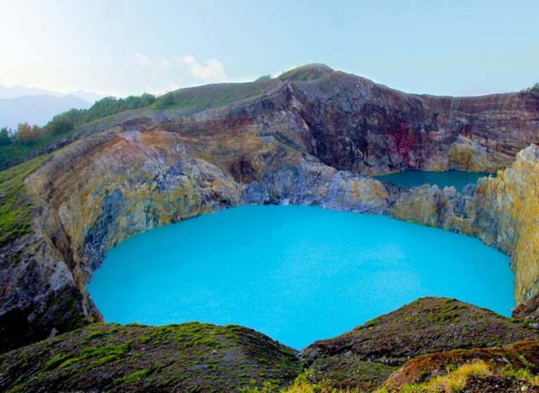 Danau Kelimutu, Danau 3 Warna yang terletak di kawasan Ende. 
#PesonaIndonesia 
...