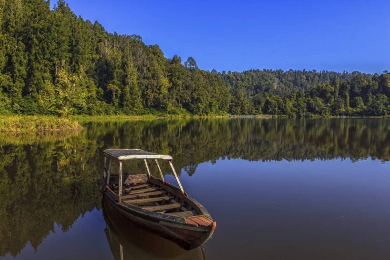 Danau cantik Situ Gunung, danau buatan yang terlihat alamiah.
.
Danau Situ Gunun...