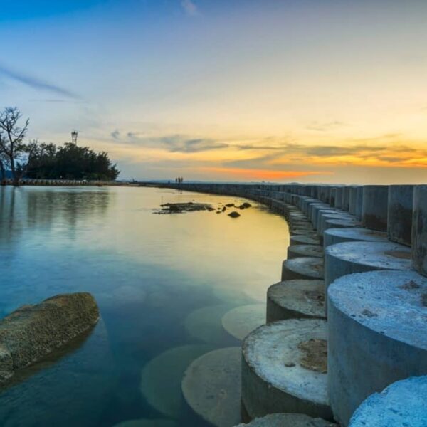 Dari pulau ini kita bisa menyaksikan Singapura lho, dengan jarak pandang sekitar...