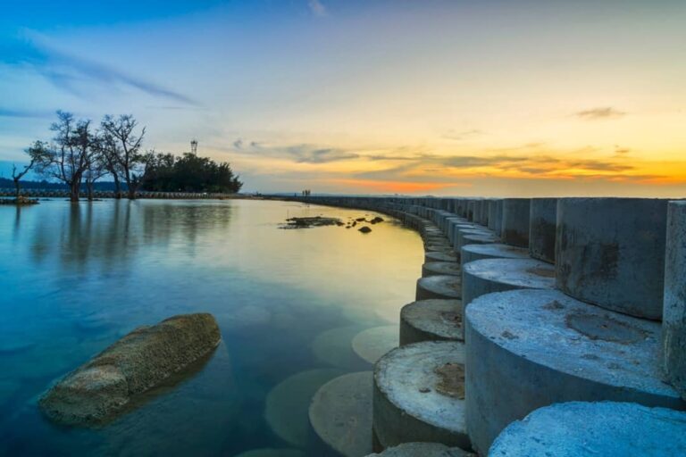 Dari pulau ini kita bisa menyaksikan Singapura lho, dengan jarak pandang sekitar...