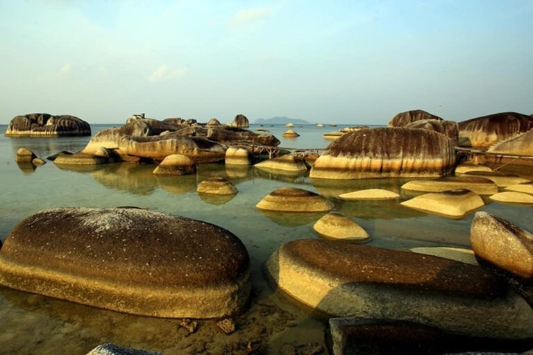 Dari sekian banyak destinasi wisata yang ada di Natuna, salah satu destinasi pan...