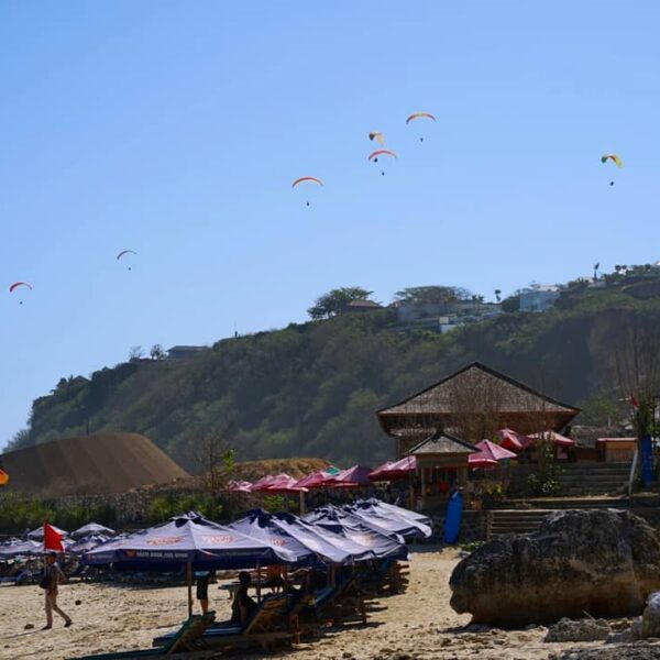 Dari sekian banyak pantai di Bali, mungkin Pantai Pandawa menjadi salah satu pan...
