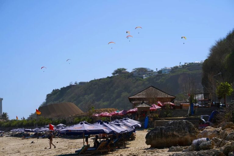 Dari sekian banyak pantai di Bali, mungkin Pantai Pandawa menjadi salah satu pan...