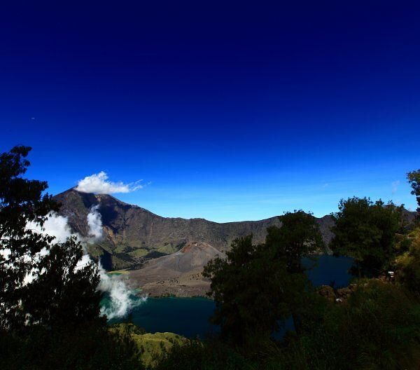 Di Lombok, Selain menikmati indahnya pantai, kalian juga bisa menikmati indahnya...