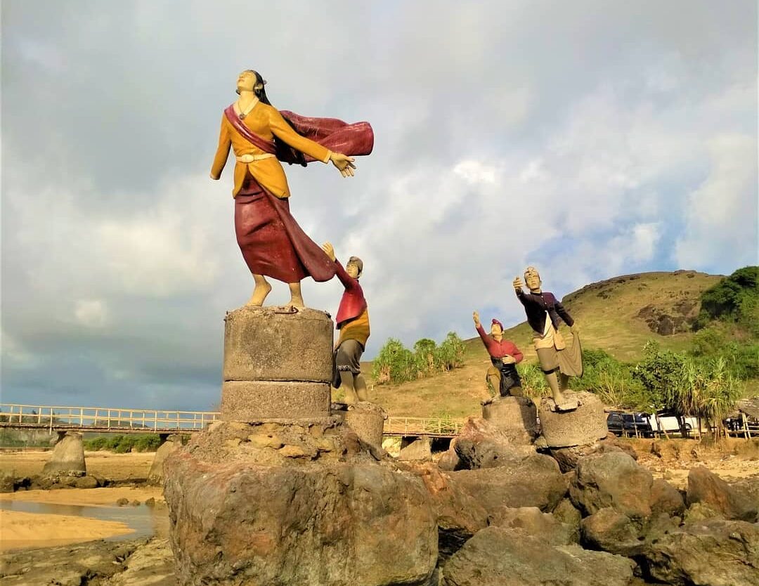 Di Pantai Air Manis, Padang, Sumatera Barat, ada Batu Malin Kundang. Legenda ser...