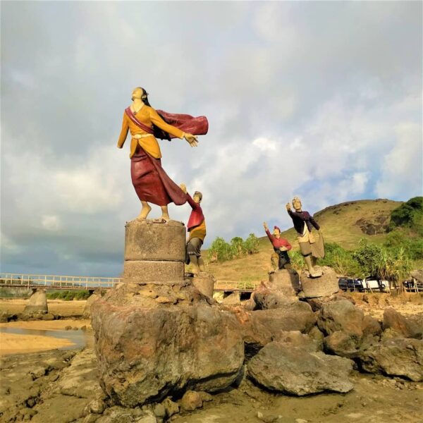 Di Pantai Air Manis, Padang, Sumatera Barat, ada Batu Malin Kundang. Legenda ser...