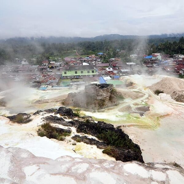 Di Turki ada Cappadocia, dengan kecantikan Pamukkale, sebuah pemandian air panas...