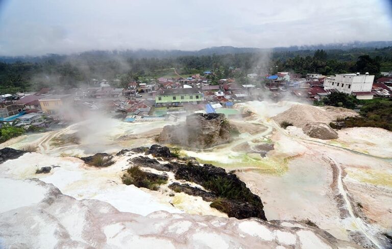 Di Turki ada Cappadocia, dengan kecantikan Pamukkale, sebuah pemandian air panas...