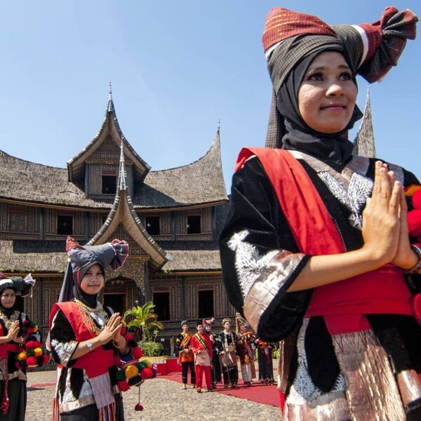 Di pelataran Istano Basa atau Istana Pagaruyung yang terkenal itu para penari me...