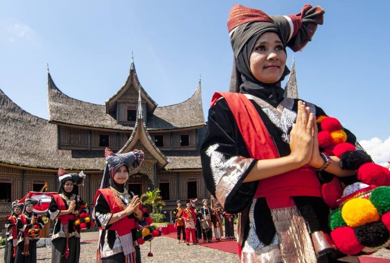 Di pelataran Istano Basa atau Istana Pagaruyung yang terkenal itu para penari me...