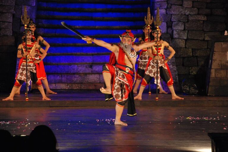 Di situs Istana Ratu Boko rutin digelar sendratari Sumunaring Abhyagiri yang kin...