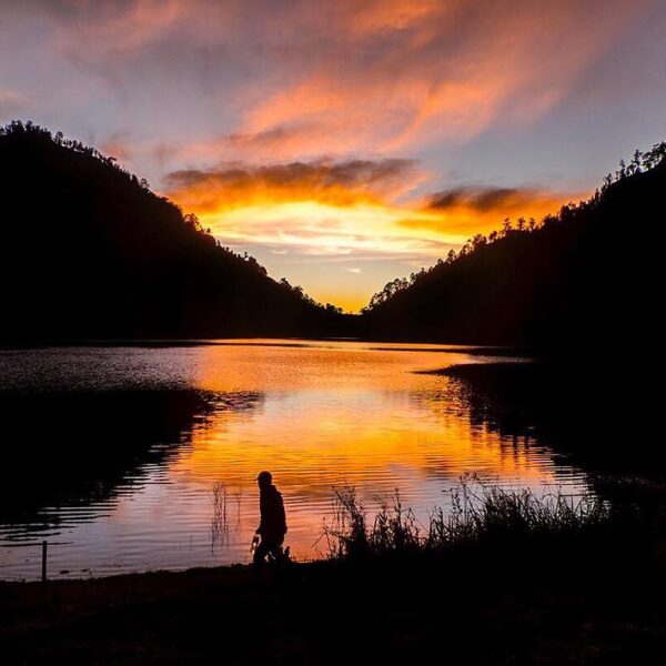 "Di tengah perjalanan ini, ingin ku berhenti sejenak di tepian danau yang berair...