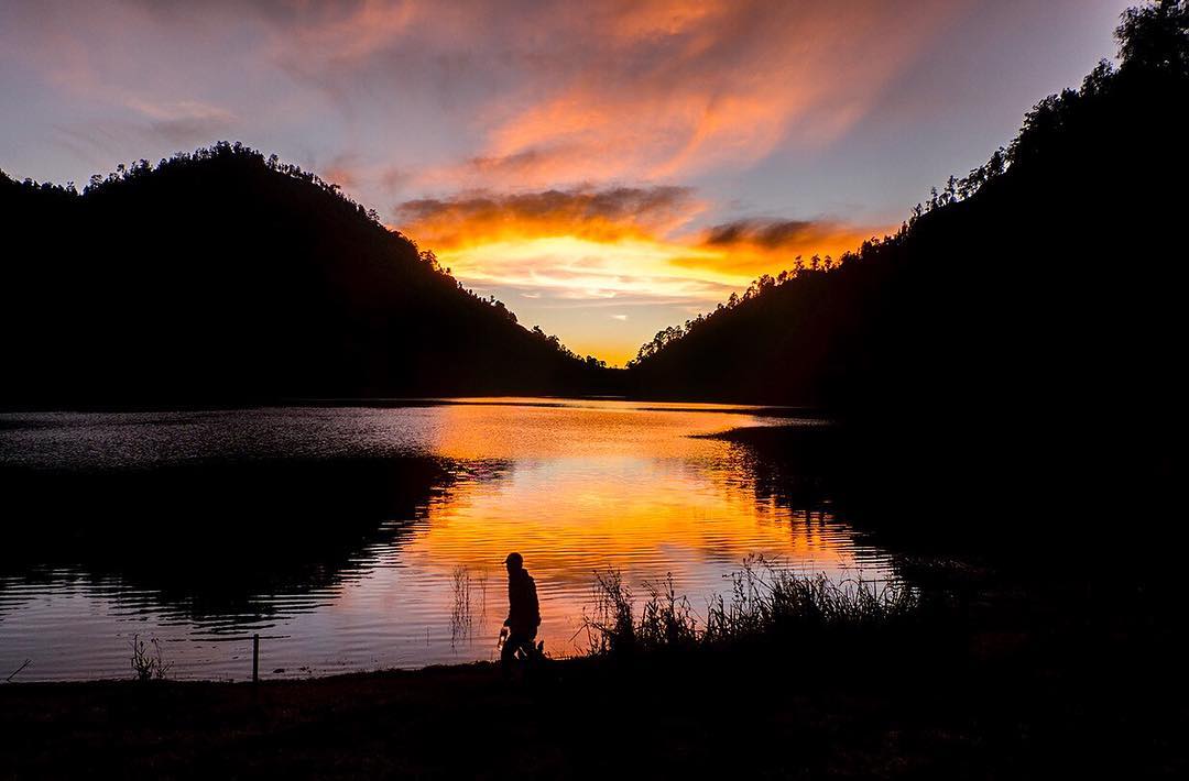 "Di tengah perjalanan ini, ingin ku berhenti sejenak di tepian danau yang berair...