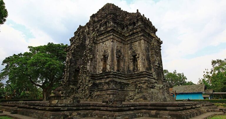 Dibangun sekitar abad ke-8, Candi Kalasan merupakan satu-satunya peninggalan Bud...