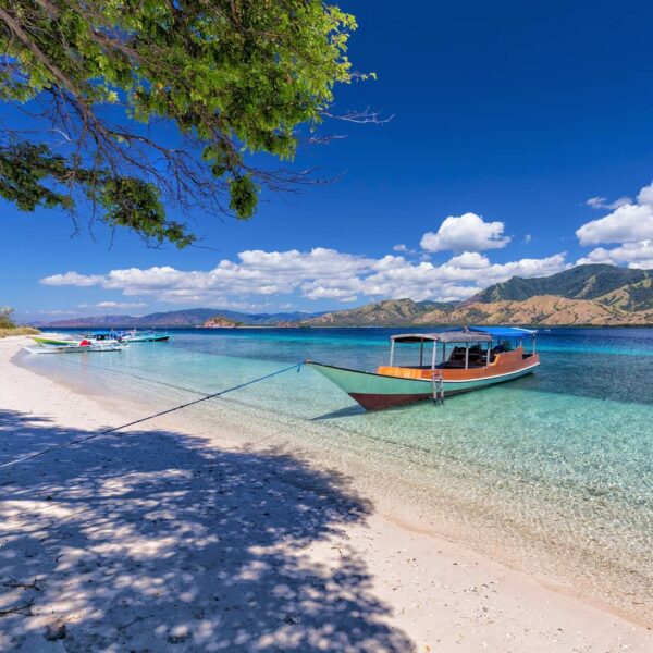 Diberi nama Taman Laut 17 Pulau Riung, namun jumlah sebenarnya ada 24 pulau-pula...