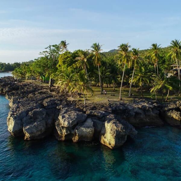 Dihiasi karang disepanjang pesisir pantainya, pantai ini diberi nama ‘Pantai Uju...