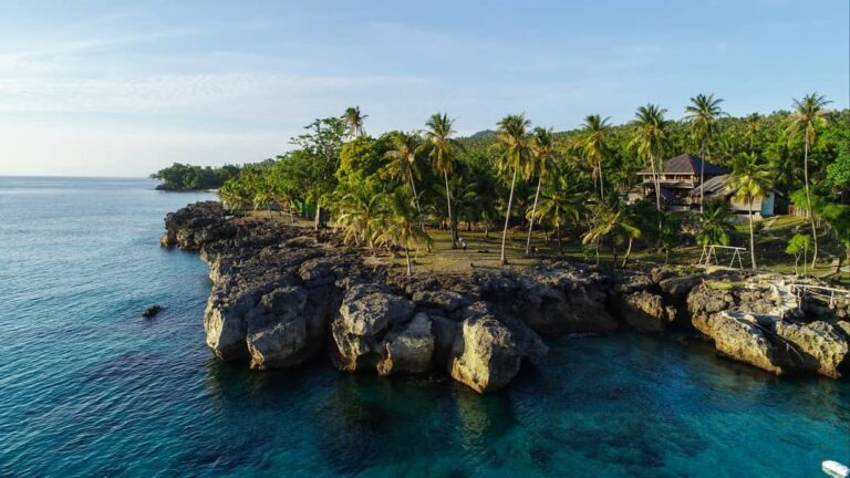 Dihiasi karang disepanjang pesisir pantainya, pantai ini diberi nama ‘Pantai Uju...