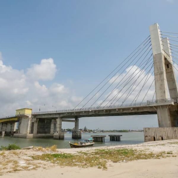 Disingkat dari nama penggagasnya, jembatan ini di beri nama Jembatan Emas (Eko M...